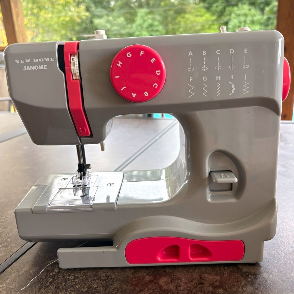 Janome New Home 525B Electric Sewing Machine, Quilting, Free Arm, Tested/Works